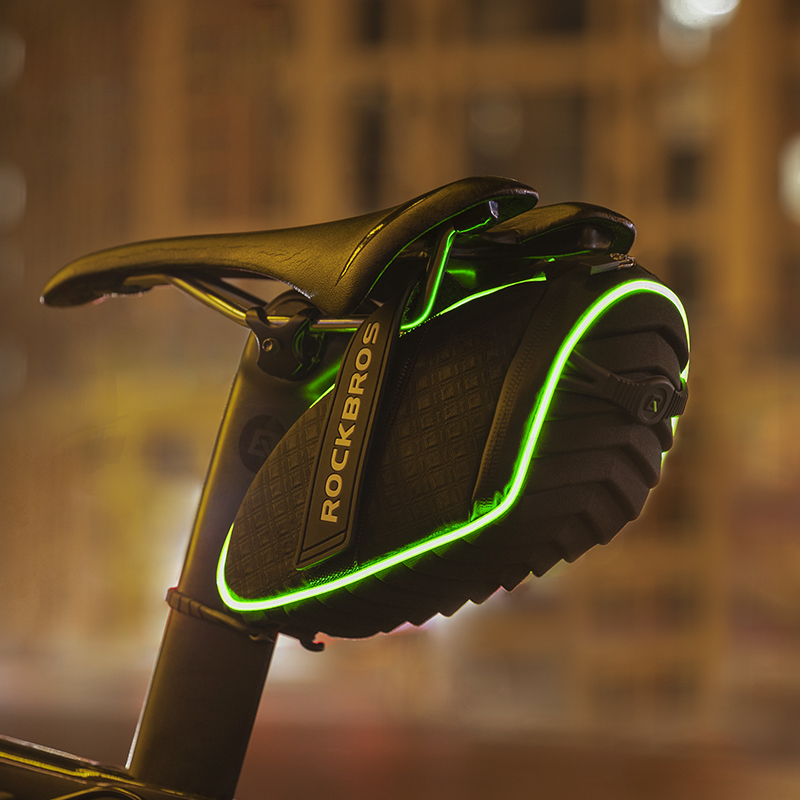 Bolsa traseira de bicicleta com luzes que brilham à noite