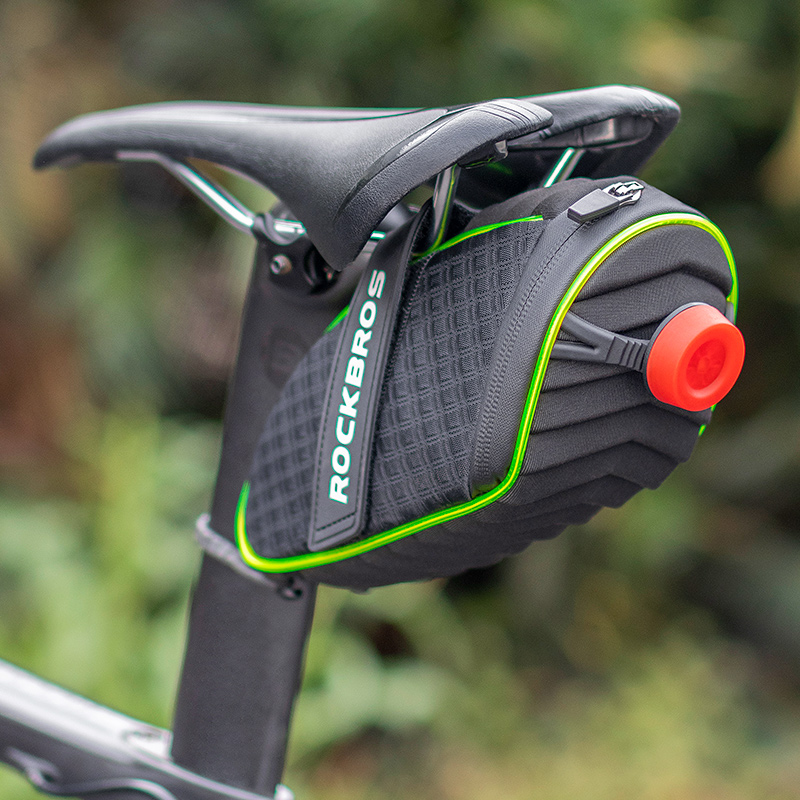 Bolsa traseira de bicicleta com luzes que brilham à noite